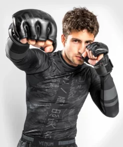 Venum YKZ21 Rashguard - Long Sleeve - MMA Factory -MMA FACTORY Shop 65e35cddd425685fb20b709d8f2ff3d9591223c7 rash ls ykz black black 03 1