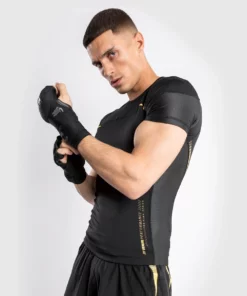 Venum Tempest 2.0 Rashguard - Short Sleeves - MMA Factory -MMA FACTORY Shop 99e6578e2a4119fae29069887ba1f3fd9f092947 rashguards ss tempest2.0 black gold 01 1